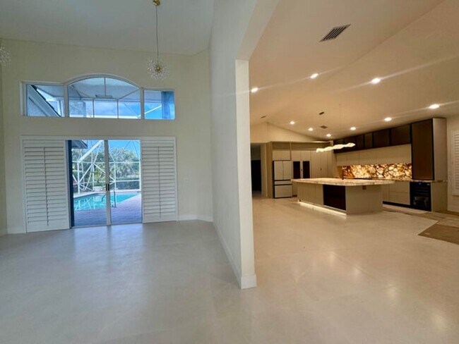 Foto del edificio - 7686 La Corniche Cir