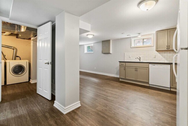 Photo du bâtiment - Bright, Clean & Move-In Ready! Basement Ap...