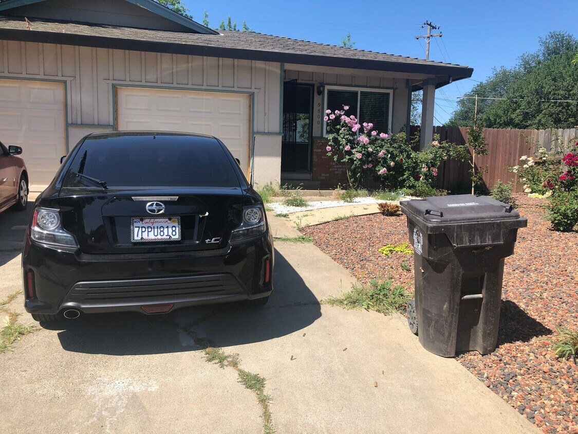 Primary Photo - Clean 2 Bedroom, 1 Bath, 980 sqft., 1/2-Pl...