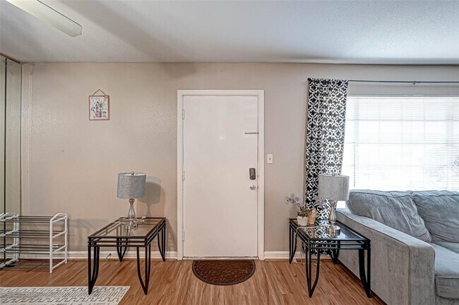 Building Photo - 2121 Fountain View Dr