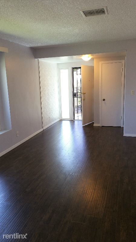 Building Photo - 10513 S Van Ness Ave