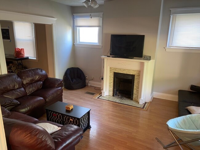 Family Room - 5334 Whetsel Ave