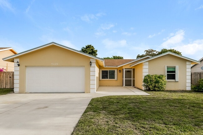 Building Photo - 9429 Saddlebrook Dr