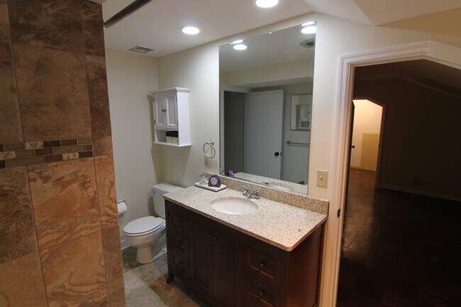 Building Photo - 853 Thackeray Trl