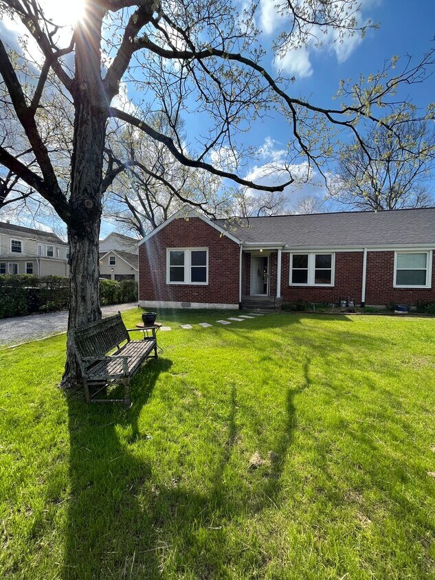 Renovated 2 Bedroom/ 1 Bath Duplex minutes to 12th South, Lipscomb, Belmont and Vandy with 2 Car ... - Renovated 2 Bedroom/ 1 Bath Duplex minutes to 12th South, Lipscomb, Belmont and Vandy with 2 Car ...