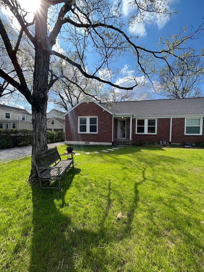 Renovated 2 Bedroom/ 1 Bath Duplex minutes to 12th South, Lipscomb, Belmont and Vandy with 2 Car ... - Renovated 2 Bedroom/ 1 Bath Duplex minutes to 12th South, Lipscomb, Belmont and Vandy with 2 Car ... House