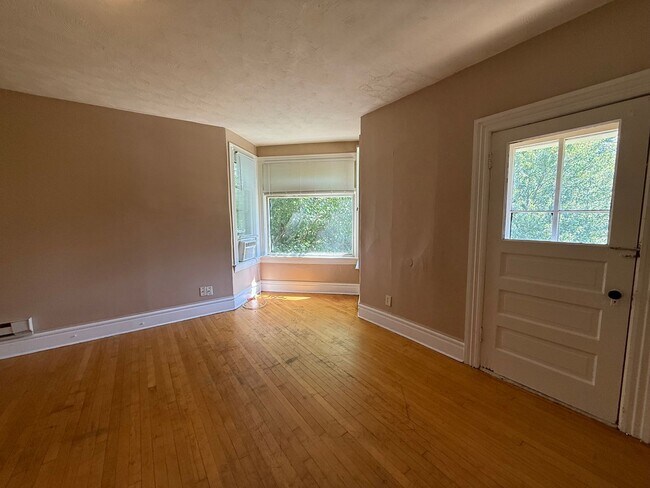 Foto del edificio - 719 Edmund Ave W