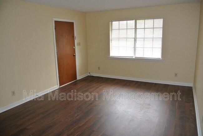 Foto del edificio - 4407 Caroline Dr