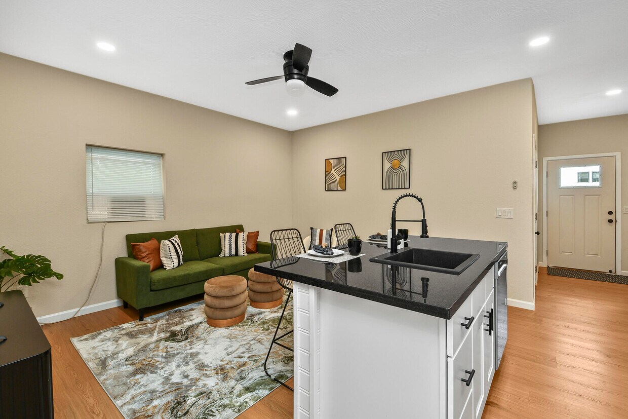 Foto principal - 1220 E Pacific St