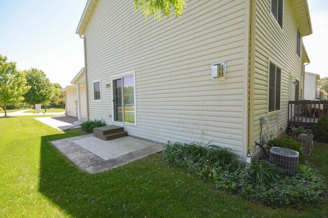 Foto del edificio - End-unit townhome with park-like yard area!