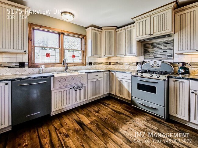 Building Photo - Welcome to this luxurious 3-bedroom, 3-bat...
