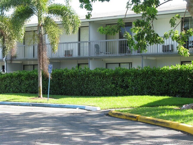 Foto del edificio - 750 NE 195th St