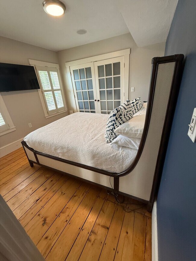 Building Photo - 2 bedroom ,1 bathroom unit at an historic ...