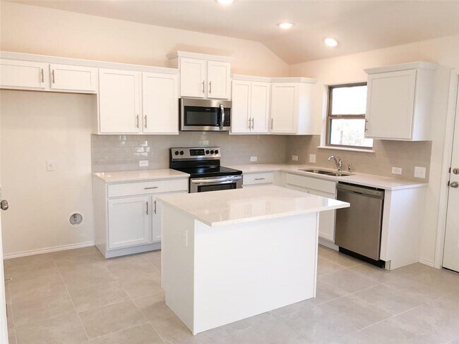 Building Photo - 863 Pine Ln