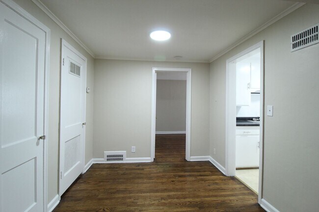 Foto del edificio - One Bedroom Duplex in North Kansas City