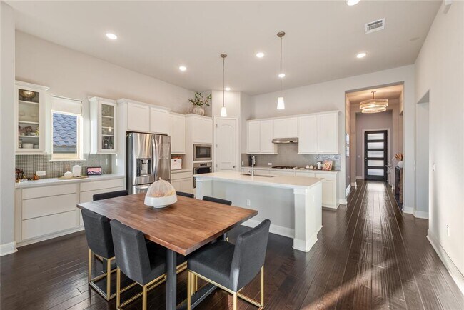 Foto del edificio - 11905 Deering Pl