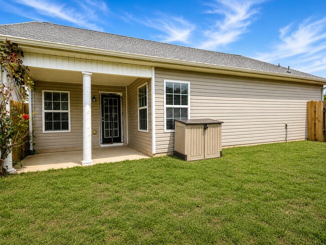 Building Photo - 3 bed 2 bath Ranch -AVAILABLE NOW- no pets