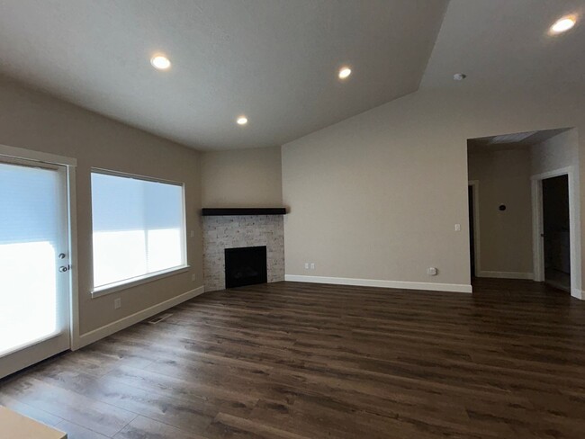 Building Photo - 3 Bedroom / 2.5 Bathroom Single Level Home...