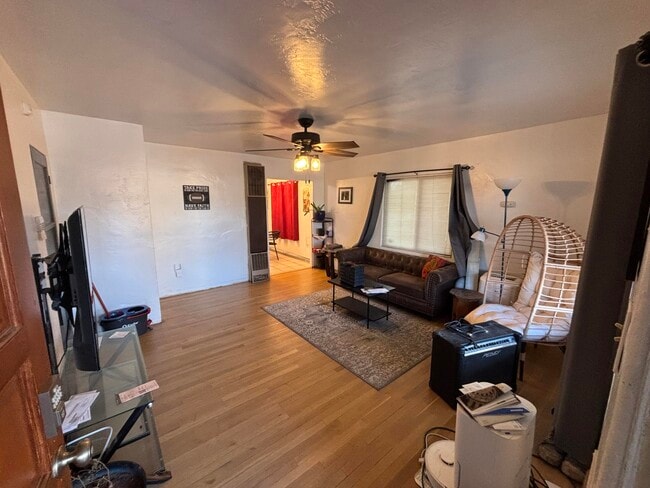 Foto del edificio - 825 Palomas Dr SE