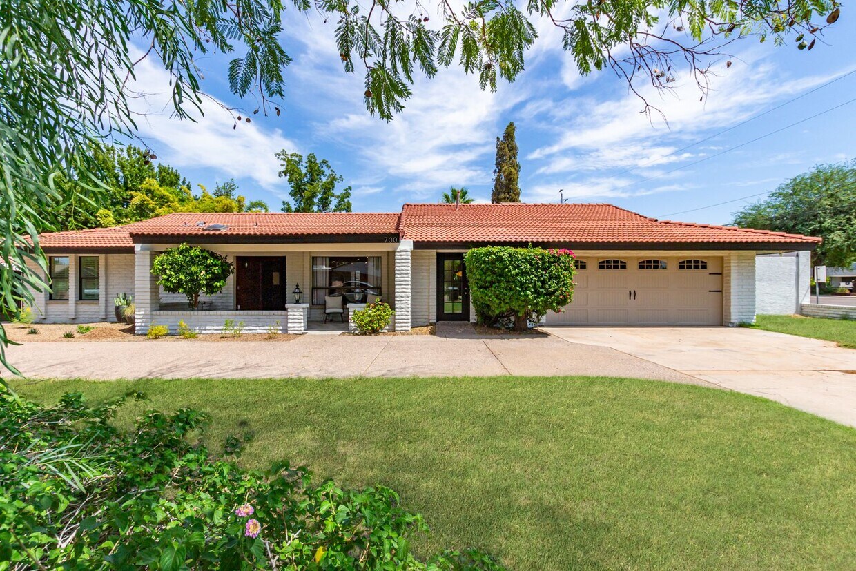 Primary Photo - 5 Bedroom 3 Bathroom Phoenix Home