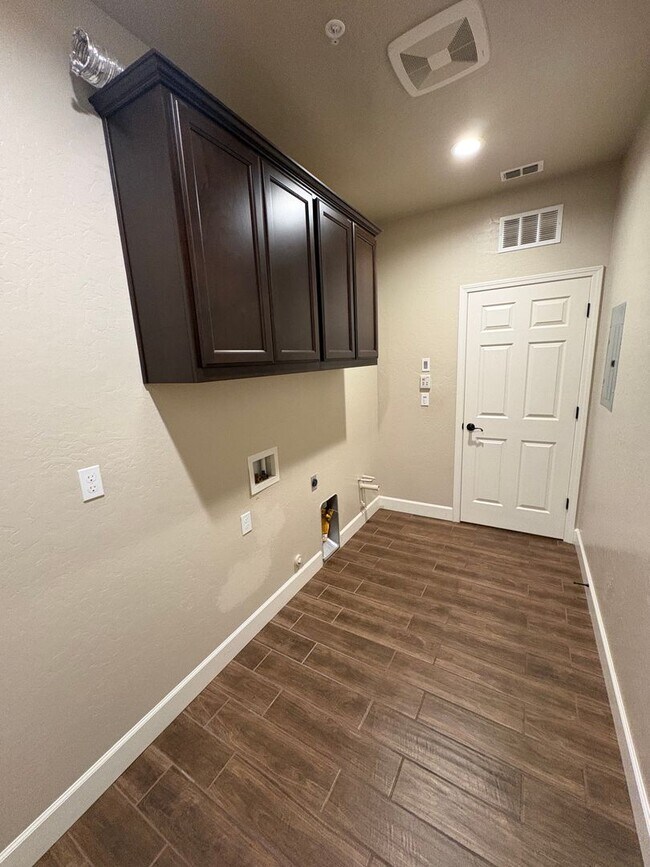 Foto del edificio - Lovely SE Tulare available now!