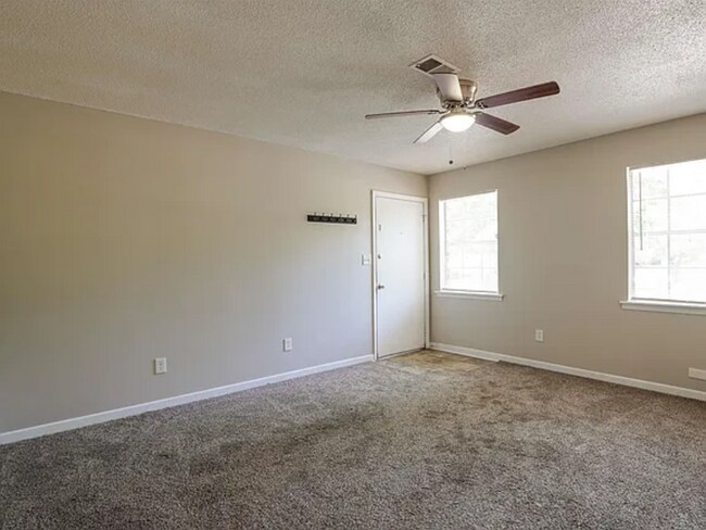 Foto del edificio - 2116 Greenoaks Rd