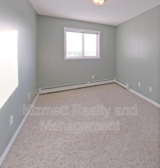 Photo du bâtiment - 9932-9100 100 Ave