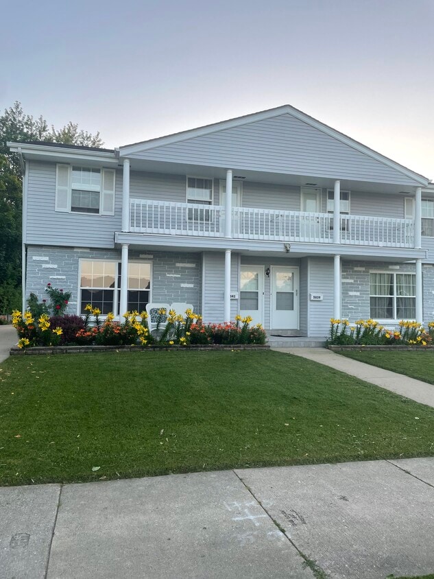 5841 S Illinois Ave, Cudahy, WI 53110 Townhome Rentals in Cudahy WI