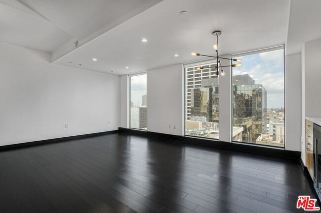 Foto del edificio - 655S S Hope St