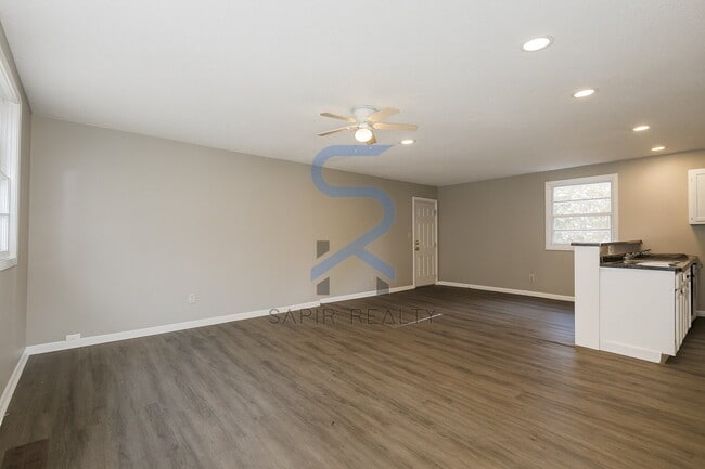 Foto del edificio - Move in before November 30th and choose your reward: a $250 Amazon Gift Card or a 55 Smart TV!