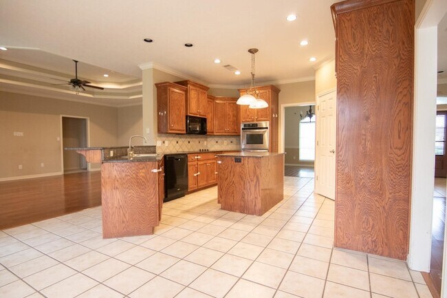 Foto del edificio - 6180 Gracemount Ln