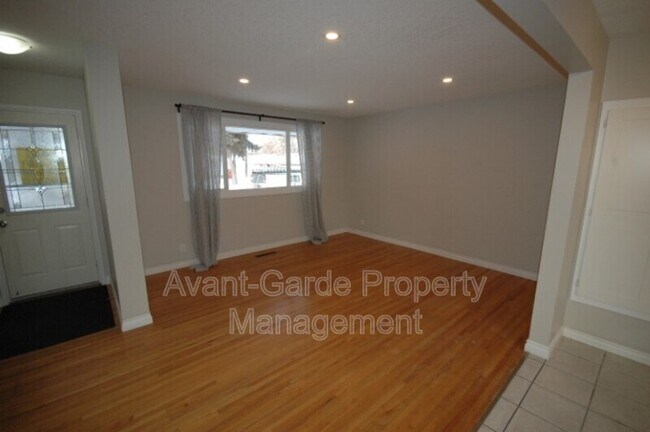 Photo du bâtiment - 16419-16105 105 Ave NW