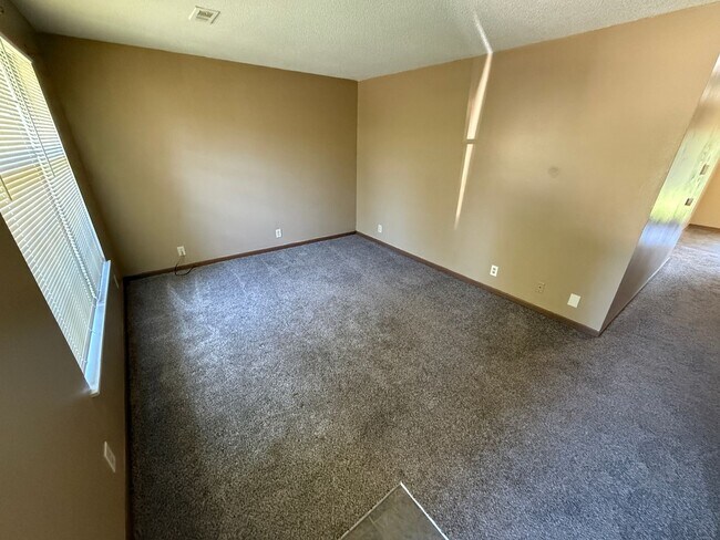 Foto del edificio - 2BR 1BA Duplex w/ Garage and Shared Yard in Blue Springs