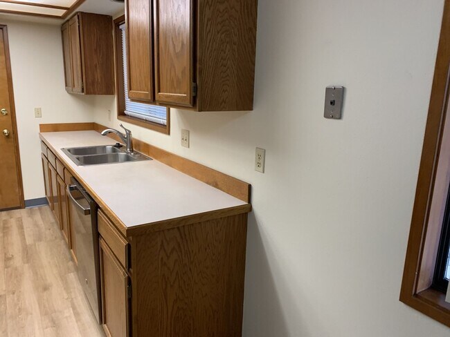 Foto del edificio - 3 Bed 2 Bath House~ Kenton Neighborhood~ Large Trees plus  W/D Hook Ups!