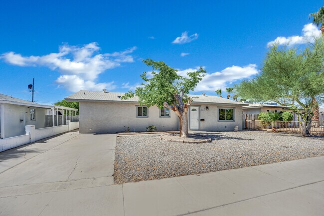 Building Photo - 1050 E Hassett Ave