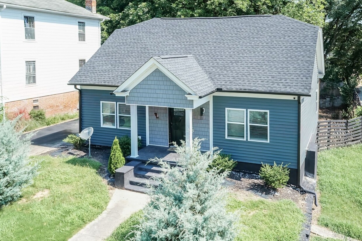 Primary Photo - Huge Home!