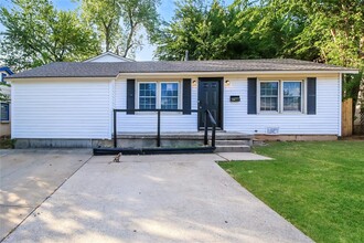 Building Photo - 1105 Locust Dr