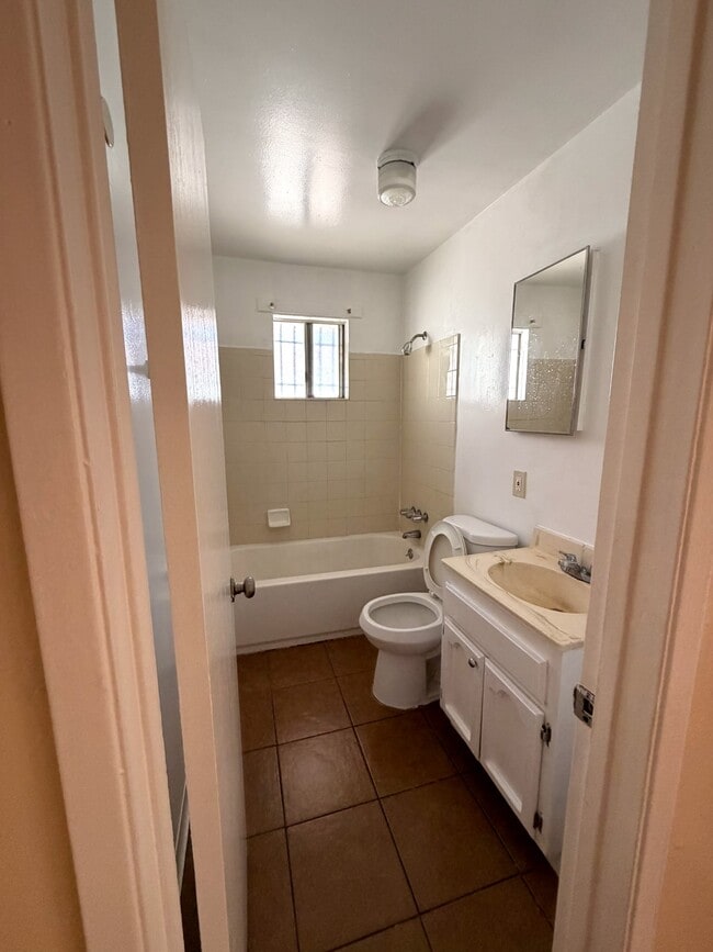 Building Photo - 1314-1318 W 94th St