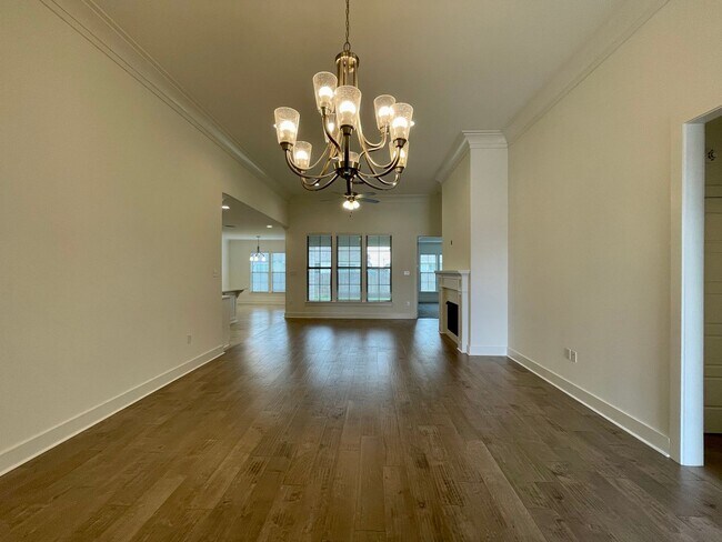 Foto del edificio - Beautiful 4 bedroom 3 bath home with high ...