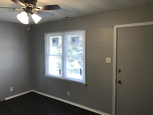 Foto del edificio - 1018 Lewis Ave