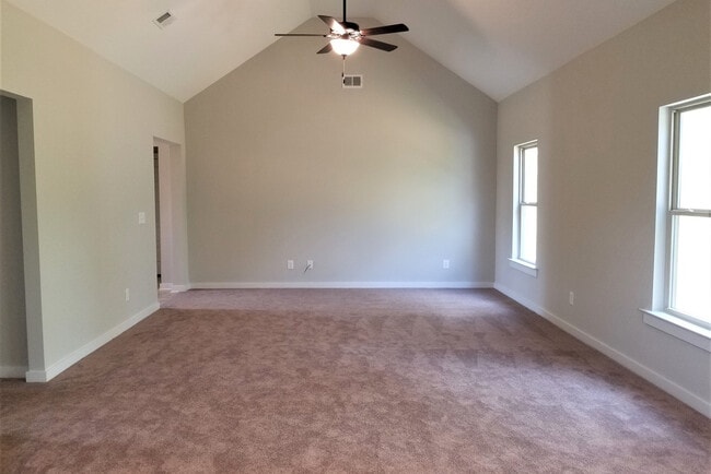 Building Photo - Home for Rent in Lincoln! Available to view with 48 hour notice!
