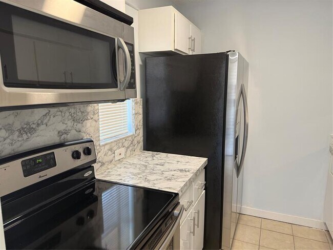 Building Photo - 9930 Twin Lakes Dr