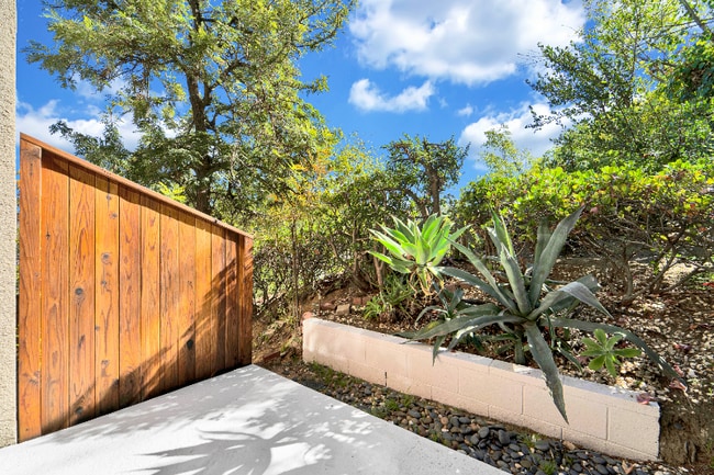 Foto del edificio - 2717 Griffith Park Blvd