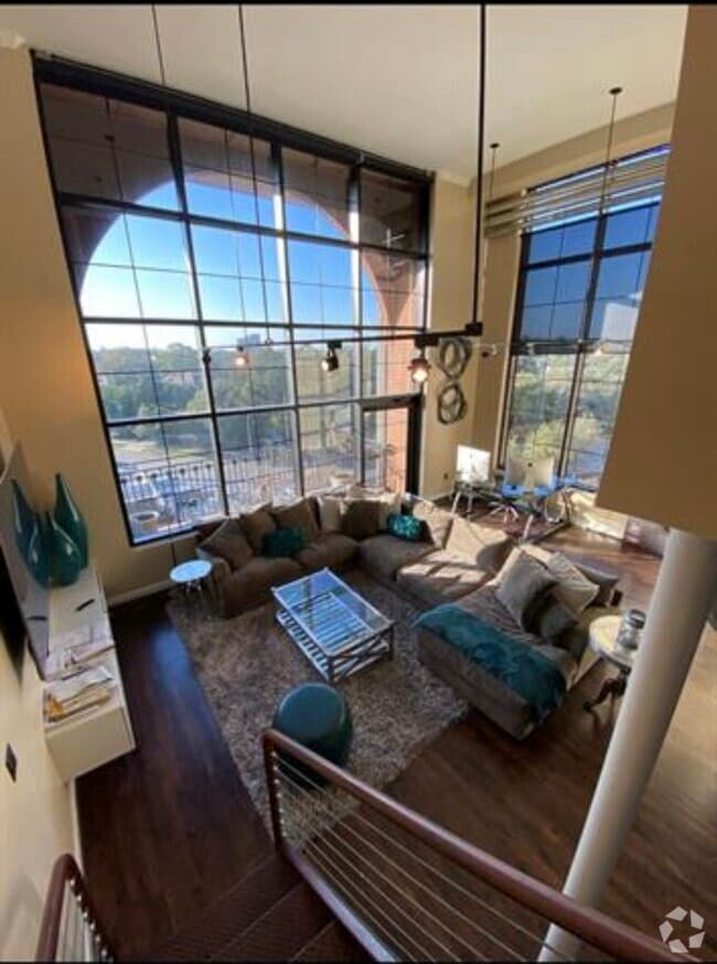 Building Photo - 1025 S Shepherd Dr