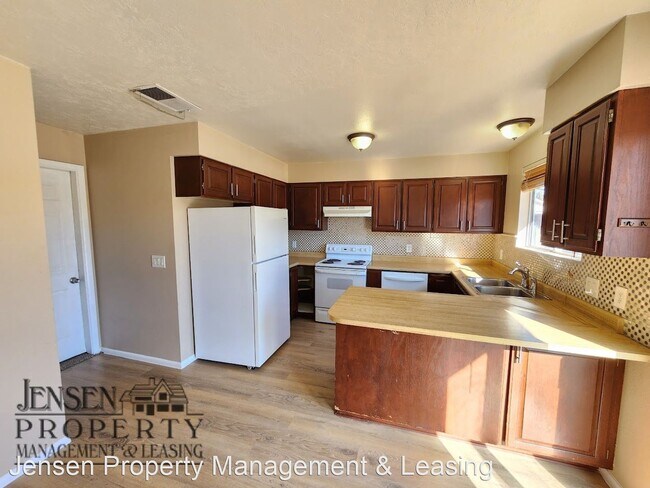 Foto del edificio - 4 br, 2 bath House - 1062 North 1900 West