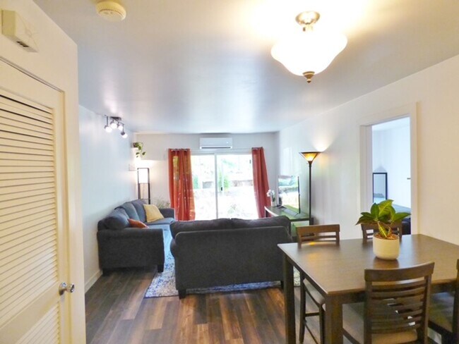 Foto del edificio - Downtown Living | 1 Bed • 1 Bath Ground-Level Condo | Available August 1!