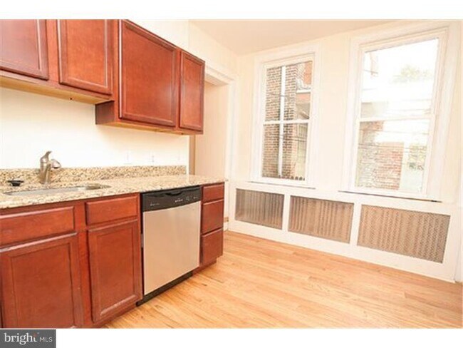 Foto del edificio - 2808 W Girard Ave