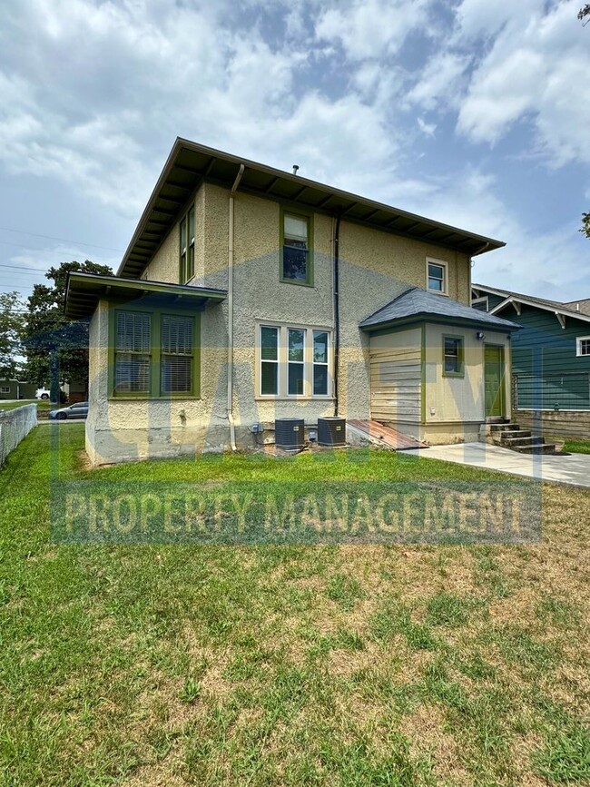 Building Photo - Historic home in Highland Park!