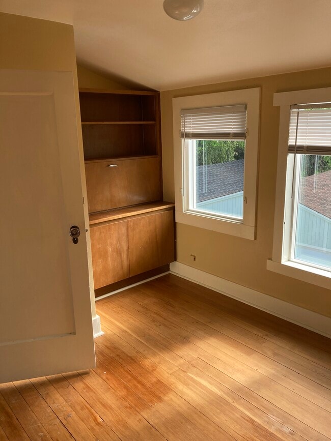 Building Photo - 1909 Cedar St