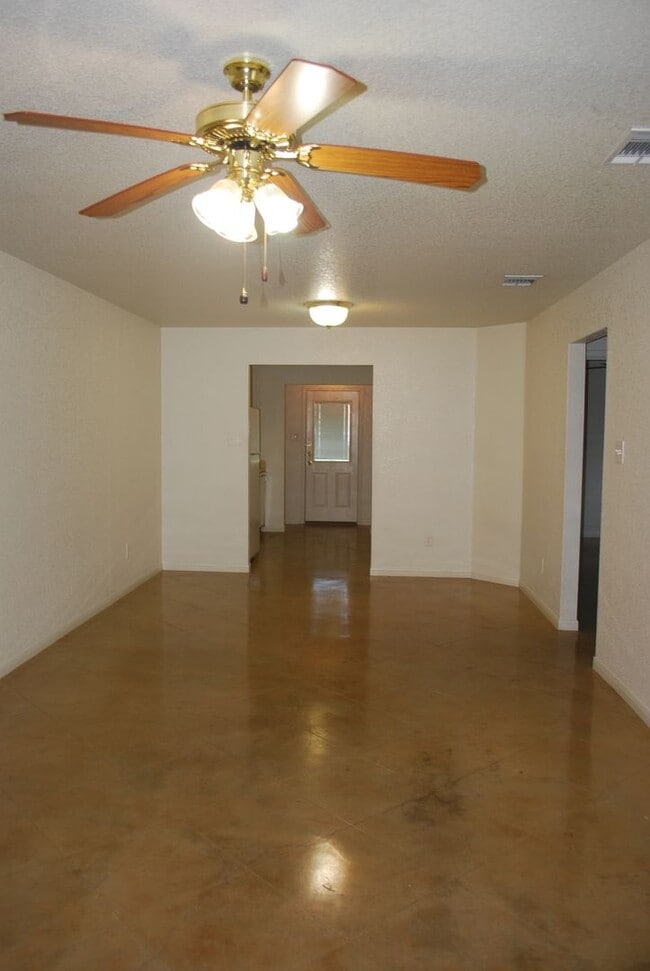 Building Photo - 911 LW